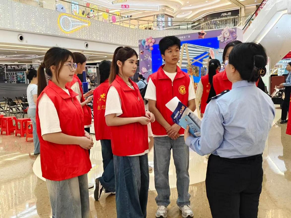 税务工作人员给志愿者做宣传培训