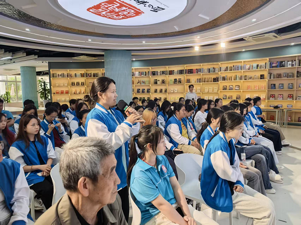 现场学生积极互动