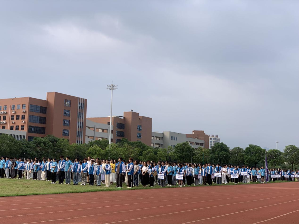 全院师生行注目礼