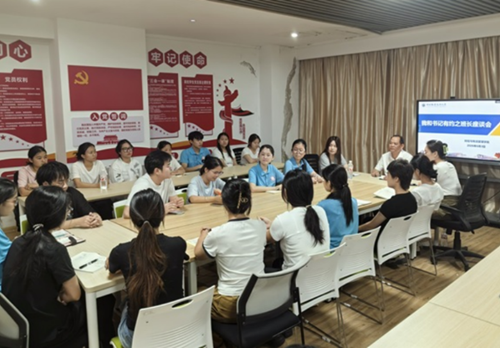 我和书记有约·凝心聚力促成长｜财经与物流管理学院领导深入学生开展班长专题座谈会