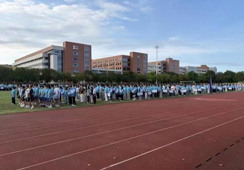 财经与物流管理学院举行“筑梦青春，职引未来”主题升旗仪式
