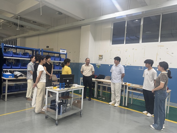 甘金明慰问物流与供应链赛道师生团队