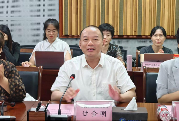 学校党委副书记、校长甘金明教授致辞