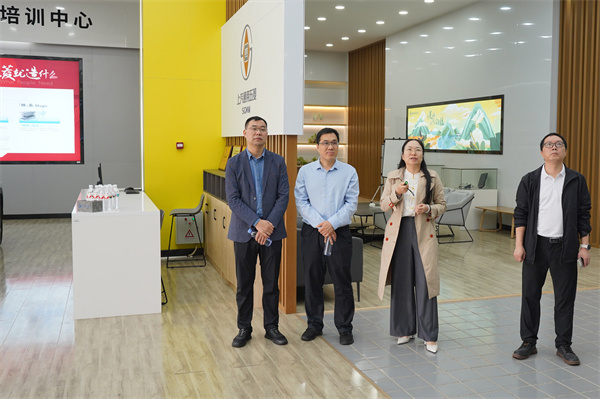 调研团参观我校汽车工程学院