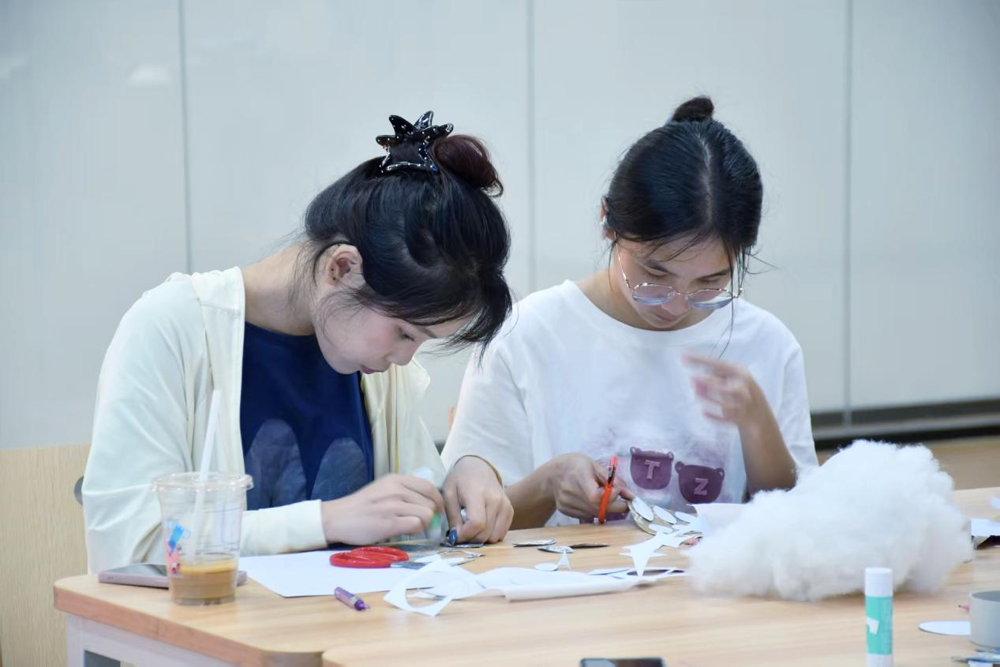 同学们认真制作绣球