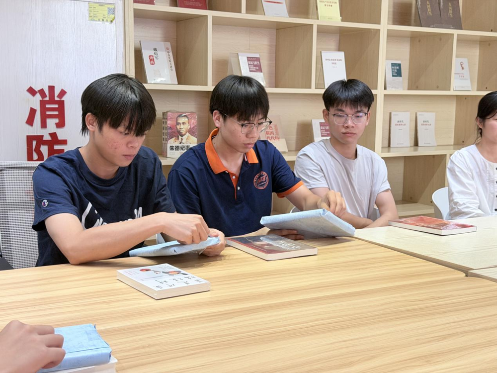 书籍盲盒抽取环节确定下期读书分享嘉宾