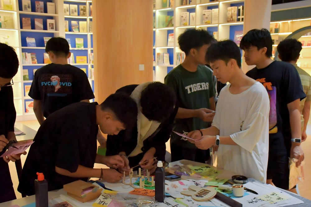 同学们制作中秋花灯 同学们制作中秋花灯