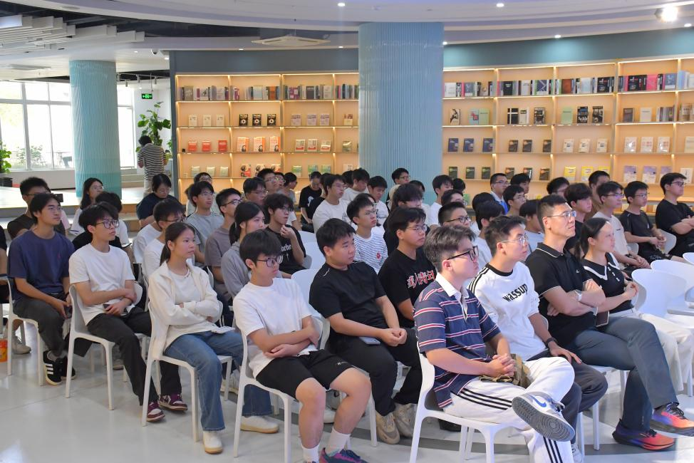 在场师生认真聆听 在场师生认真聆听