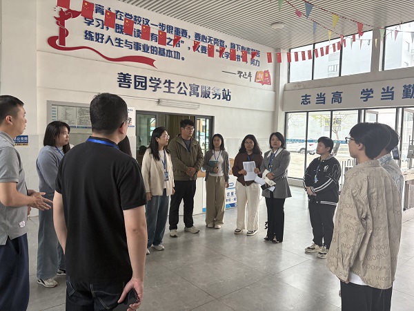 周虹带领全体辅导员、学生干部进宿舍开展全面安全排查