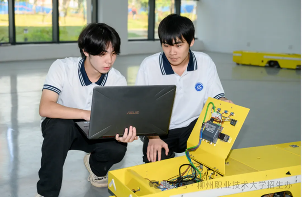 学生在AGV研发中心操作AGV小车