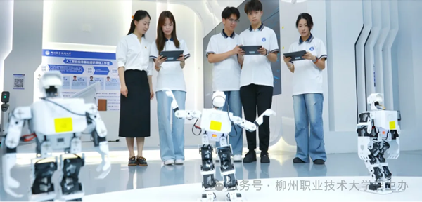 学生在人工智能产业学院实训实景