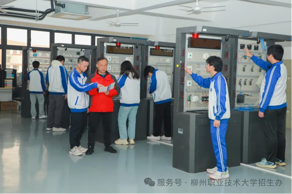 学生学习实训实景图
