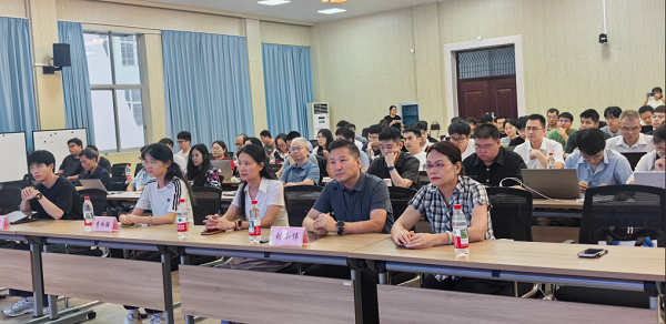 电子信息工程学院学子在柳州市创新方法专题培训中作竞赛经验分享