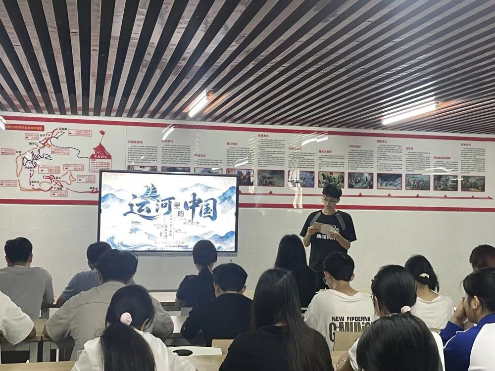 学生党支部召开主题党日活动集中观看“思政大课” 学生党支部召开主题党日活动集中观看“思政大课”