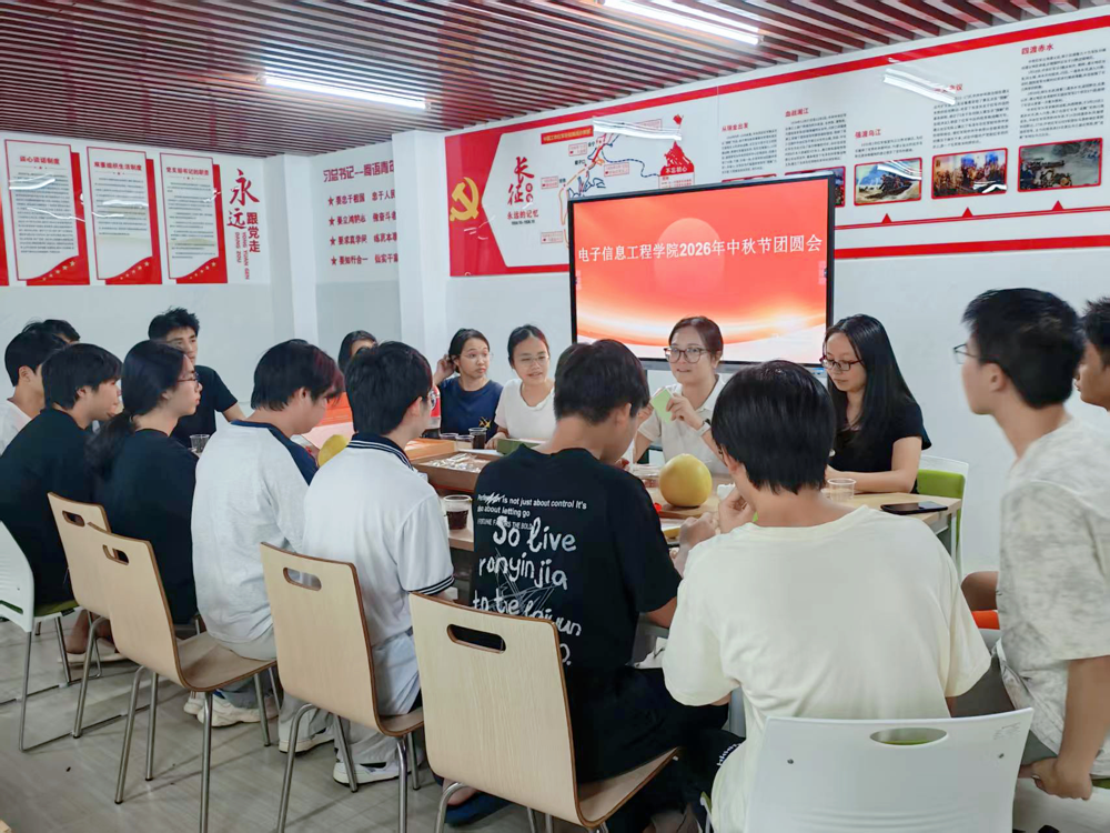 学院党委副书记周虹与留校学生开展中秋节团圆会