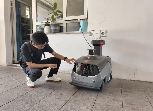 到清华大学附属中学参观安防机器人