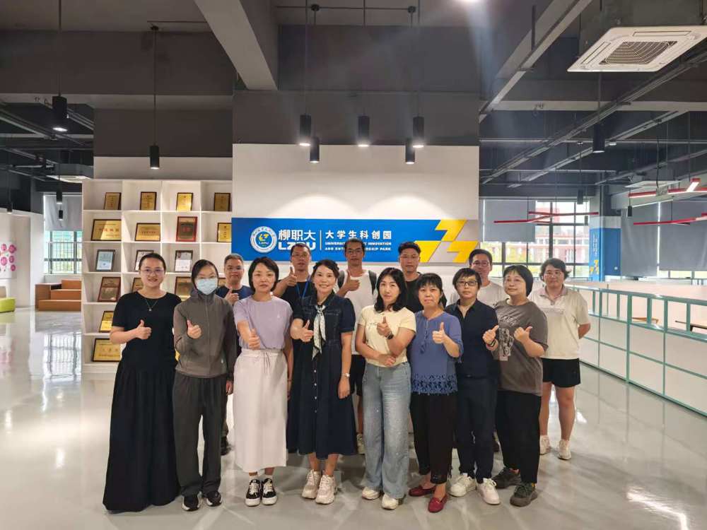 参会人员合影 参会人员合影