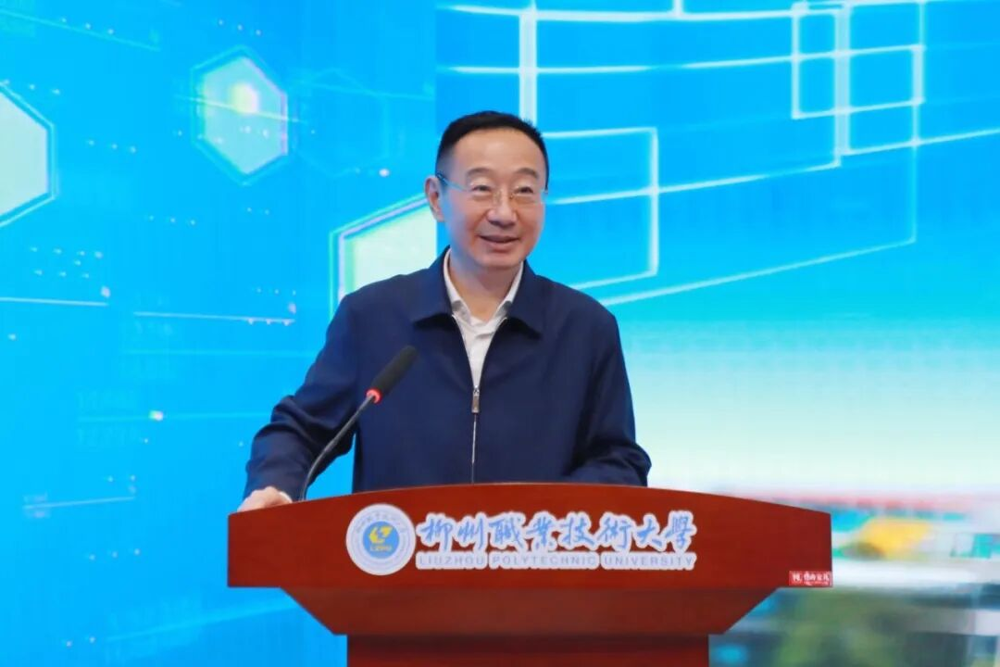 刘子林作学校情况介绍