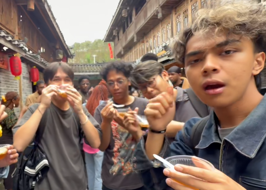 留学生对油茶赞不绝口 留学生对油茶赞不绝口
