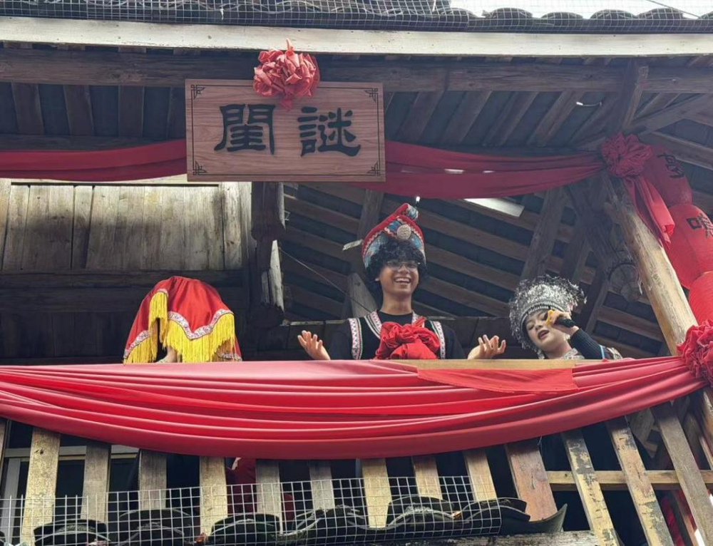 印尼学生代表IKadek Kurnia Wijaya体验民族服饰并被选中当“新郎” 印尼学生代表IKadek Kurnia Wijaya体验民族服饰并被选中当“新郎”