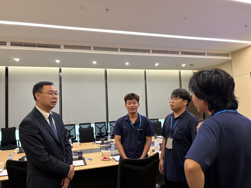 邱福明与我校毕业生交流