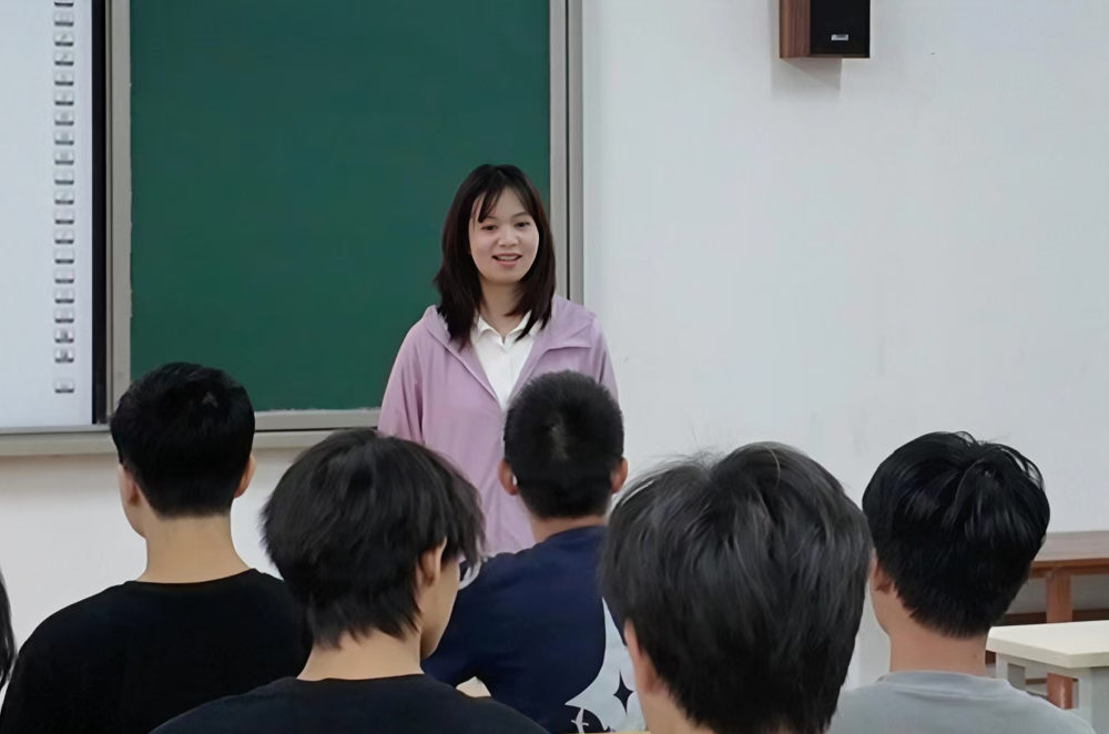 李凤凰以企业HR身份返校与泰国基地高端智能装备现场工程师国际订单班学生交流现场 李凤凰以企业HR身份返校与泰国基地高端智能装备现场工程师国际订单班学生交流现场