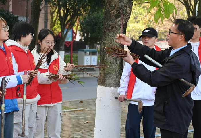 我校师生共同开展2026年“‘植’此青绿，绿动校园”活动