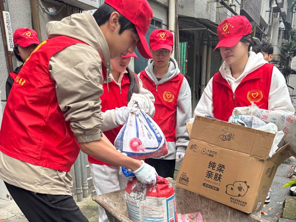 志愿者齐心美化社区环境