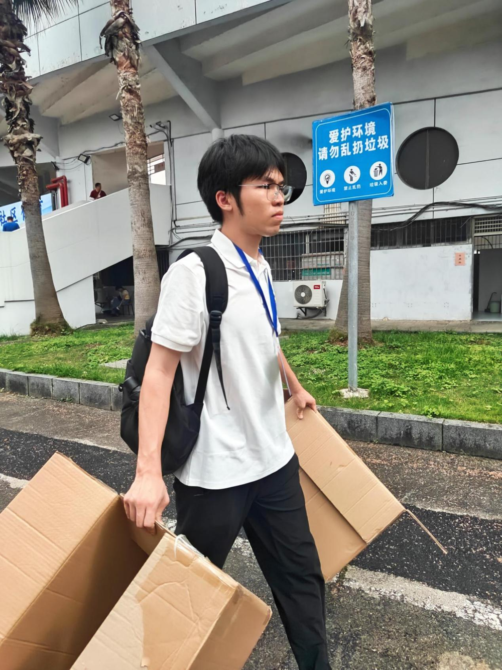 钟宏旭开展赛场服务