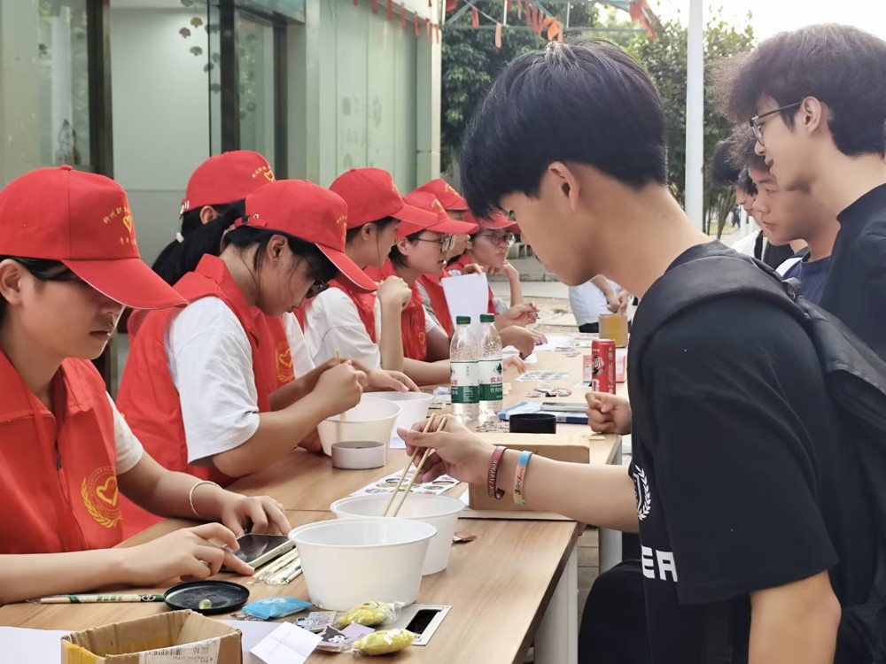 小伙伴参加“海底捞月”夹弹珠活动