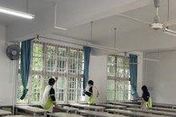 弘扬雷锋精神 共创文明校园——环境与食品工程学院开展教室清洁志愿服务活动