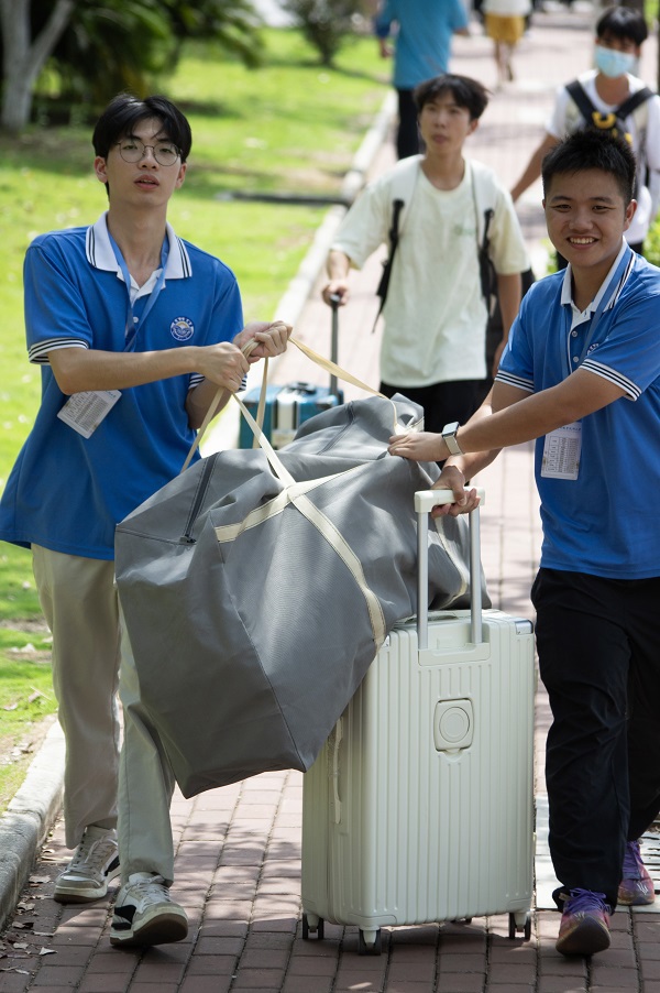 志愿者帮助新生运送行李