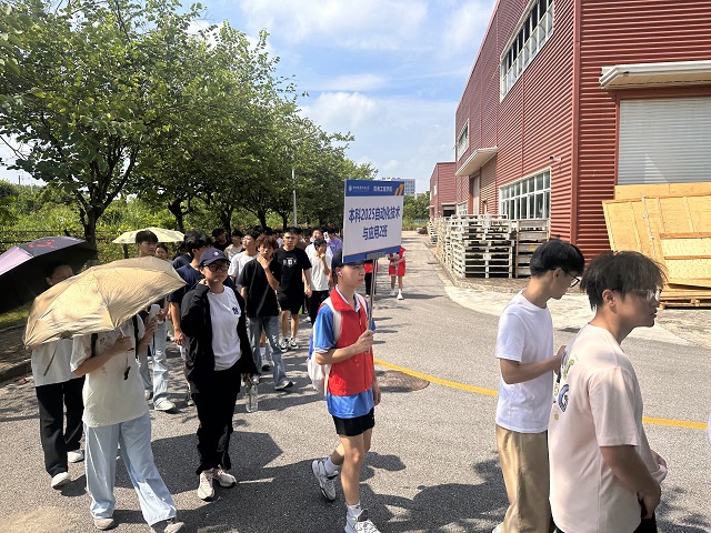 同学们在逛校园