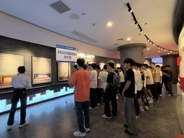 同学们认真听讲