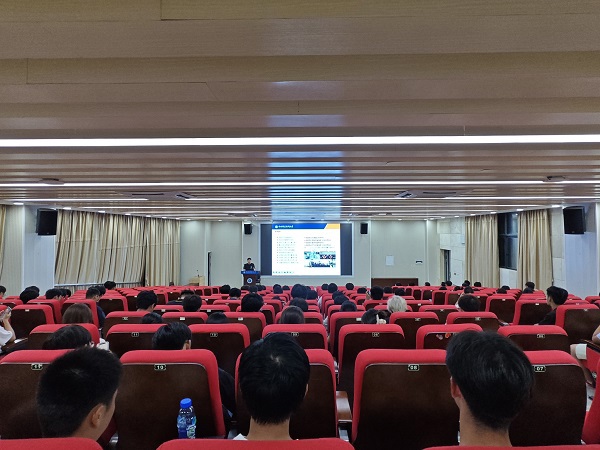 类志杰老师进行讲座