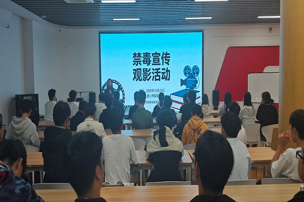 兰丹媚进行禁毒宣讲