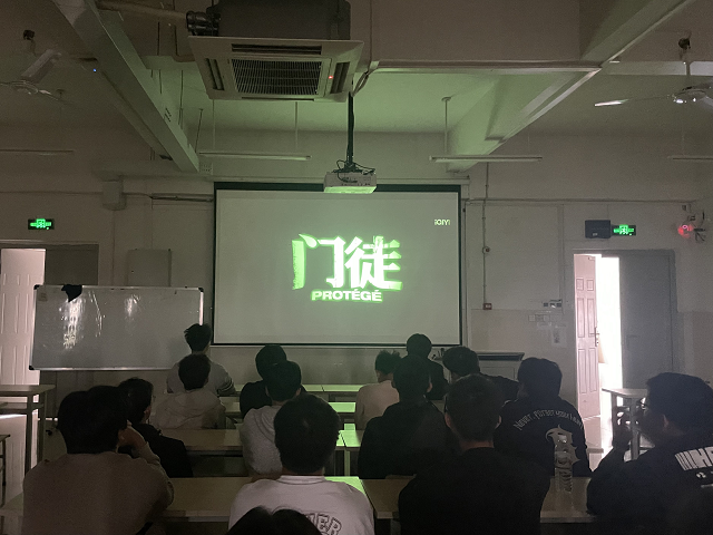 同学们在认真观影