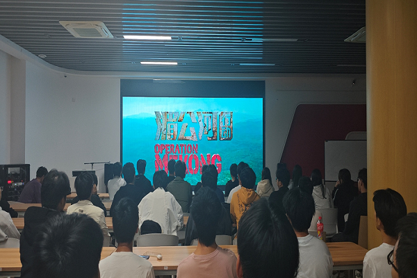 同学们在认真观影