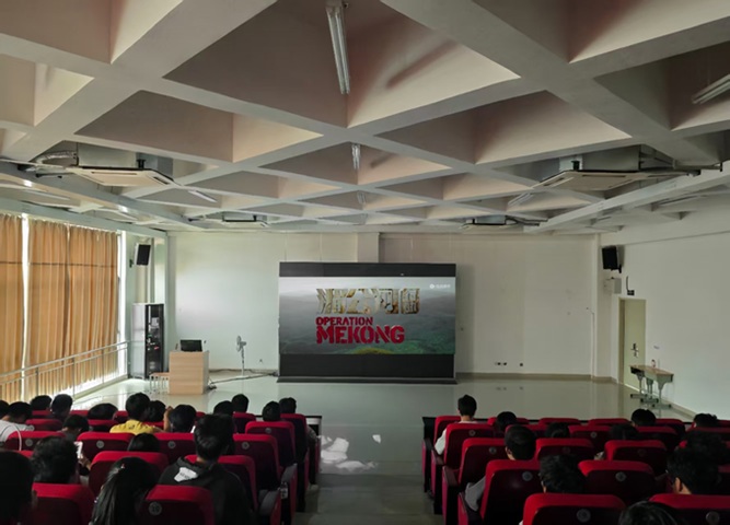 同学们正在观影