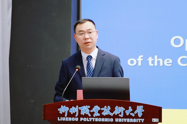 邱福明主持开学典礼