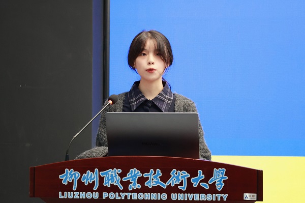 学生代表张璐涵发言