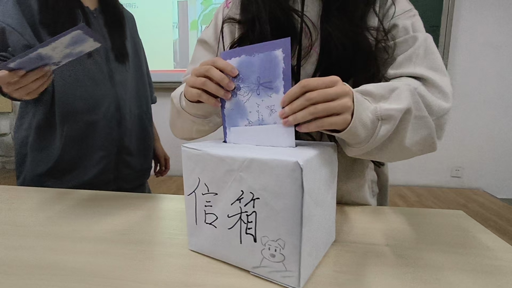 同学们将青春誓言投进信箱