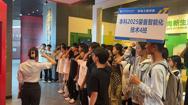 同学们在宣誓墙前宣誓