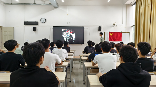 同学们认真观影