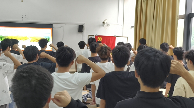 同学们进行宣誓