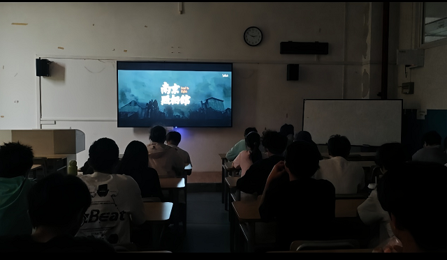 同学们在认真观影