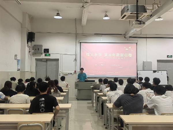 同学们正在认真听团支书讲解