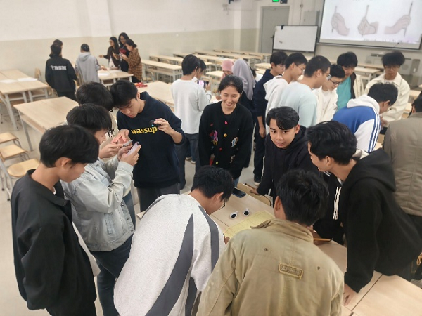 同学们正在进行讨论书法