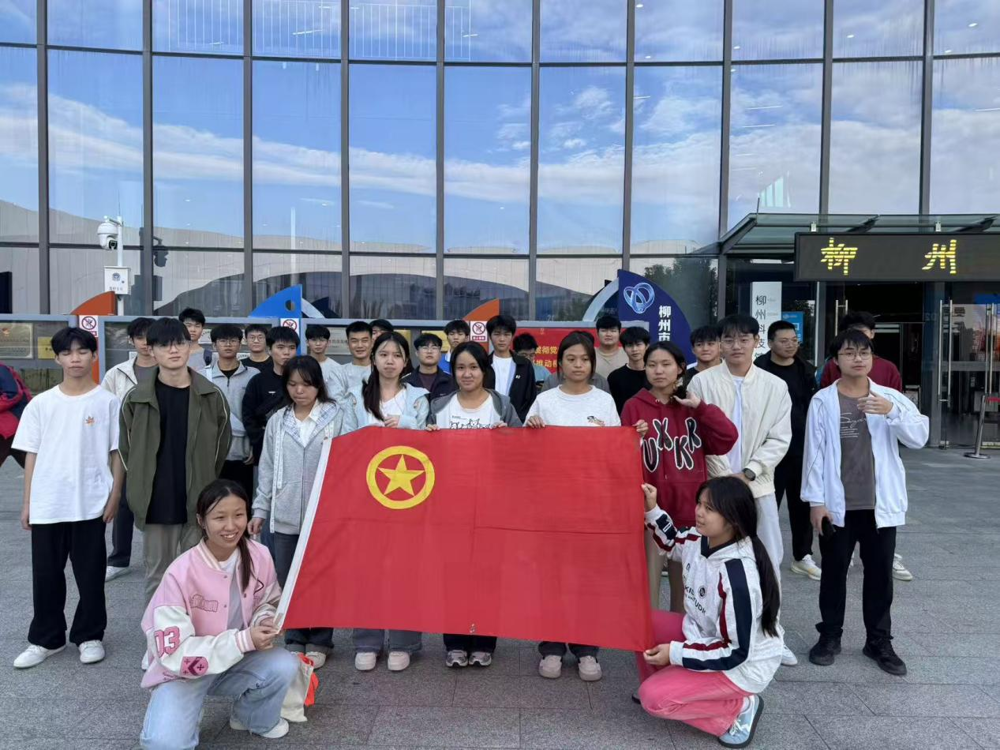 同学们在柳州科技馆前合影