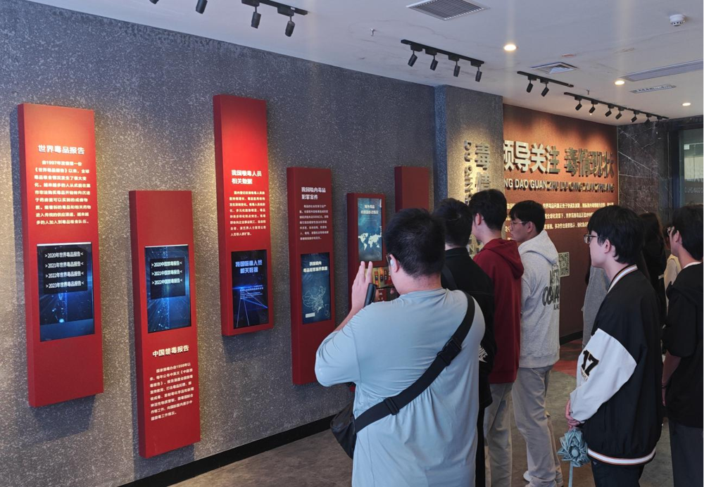 同学们学习毒品种类、危害及禁毒法律法规